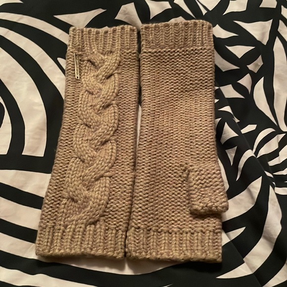 Michael Kors patchwork cable knit arm warmer fingerless gloves in camel color - Picture 4 of 4